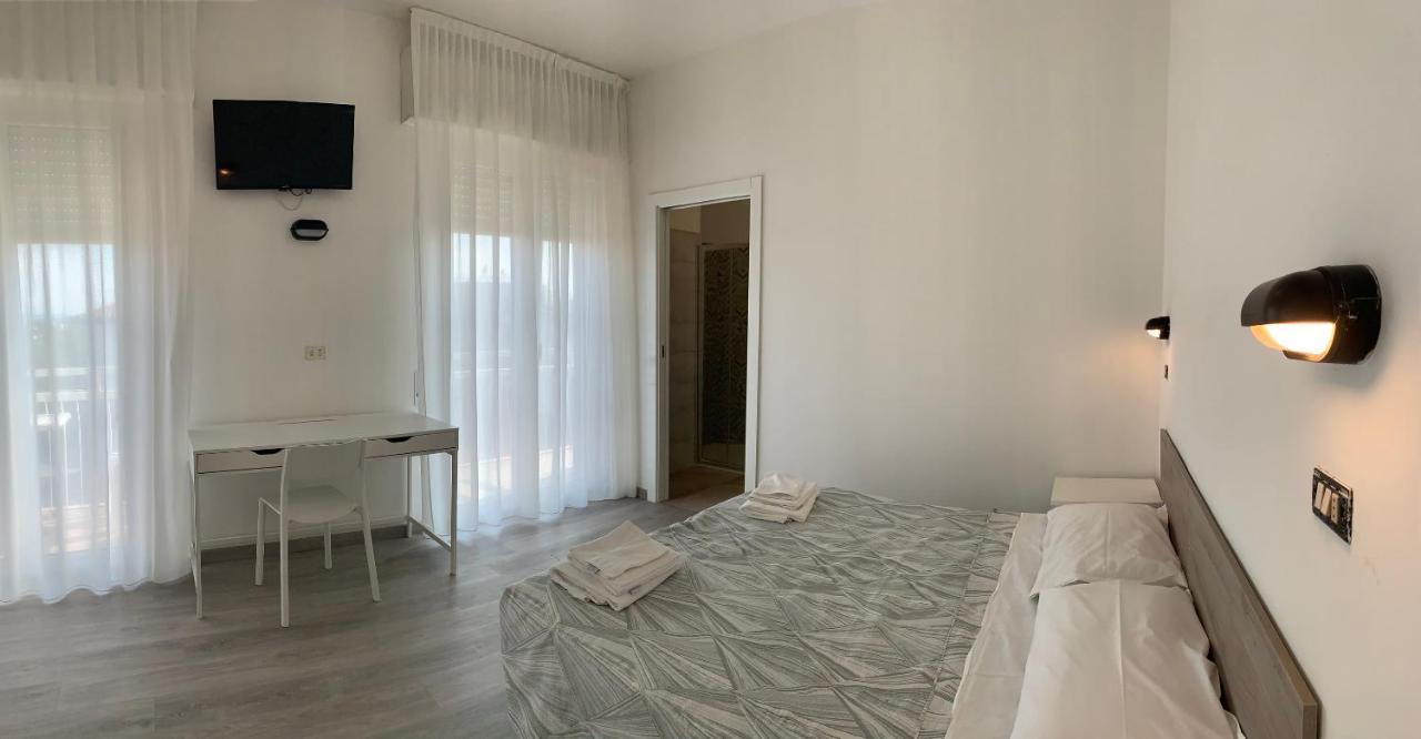 Hotel Laika Римини Экстерьер фото
