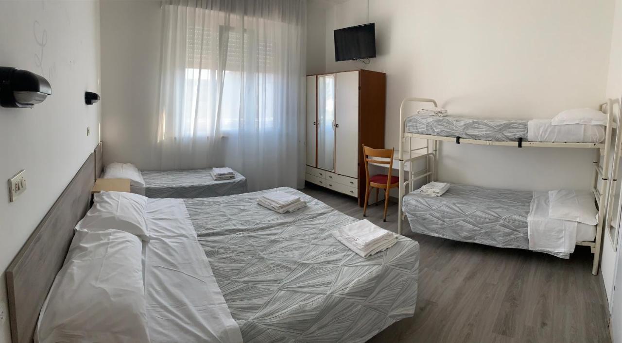 Hotel Laika Римини Экстерьер фото