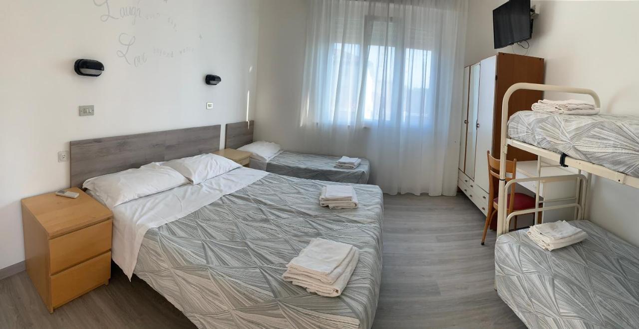 Hotel Laika Римини Экстерьер фото